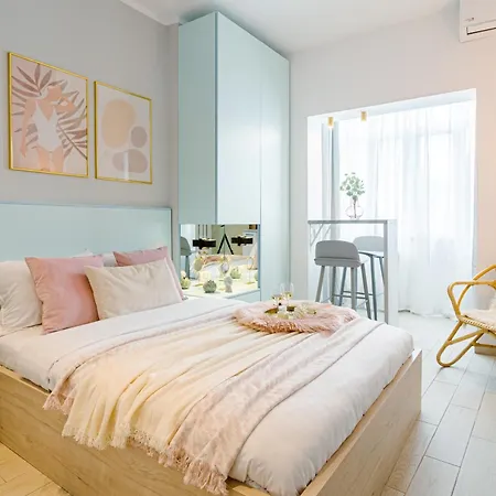Апартаменти Downtown Living - Modern By Athenaeum