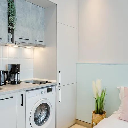 Апартаменти Downtown Living - Modern By Athenaeum