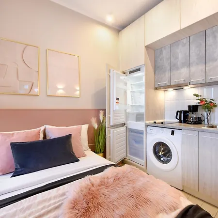 Апартаменти Downtown Living - Modern By Athenaeum *