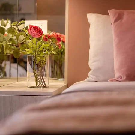 Апартаменти Downtown Living - Modern By Athenaeum *