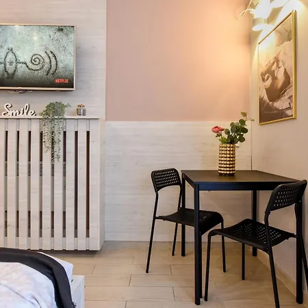 Apartment Downtown Living - Modern By Athenaeum *