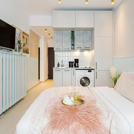 Downtown Living - Modern By Athenaeum