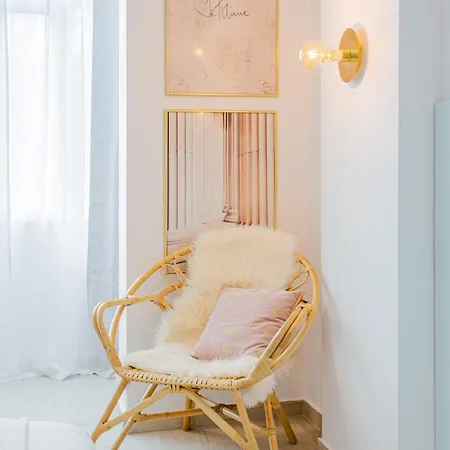 Апартаменти Downtown Living - Modern By Athenaeum