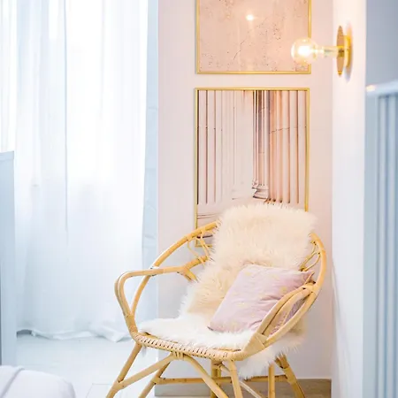 Apartment Downtown Living - Modern By Athenaeum