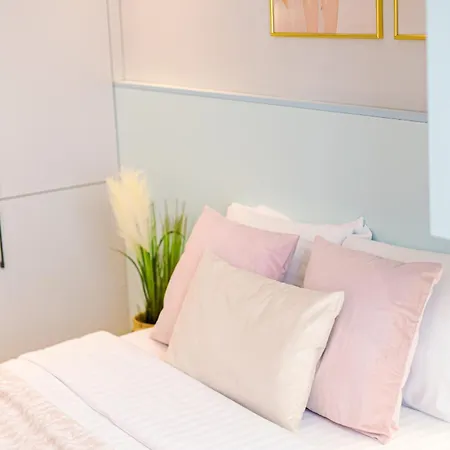 Downtown Living - Modern By Athenaeum Апартаменти *