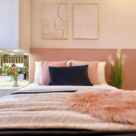 Downtown Living - Modern By Athenaeum Апартаменти