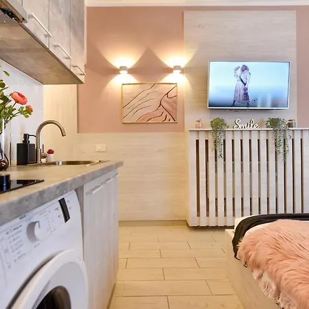 Апартаменти Downtown Living - Modern By Athenaeum