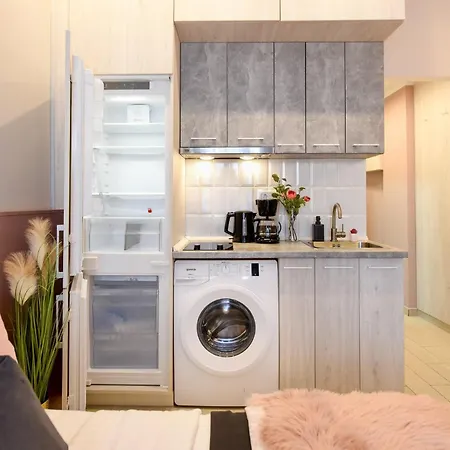 Downtown Living - Modern By Athenaeum *